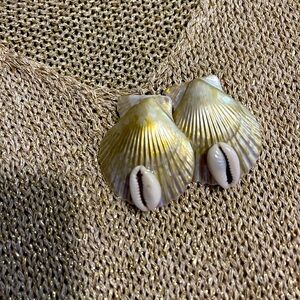 Off ivory white and gold accent double layered seashell design